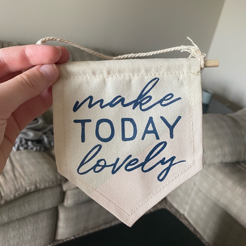 🪴 3/$10 Make Today Lovely Burlap Flag Decor - Picture 4 of 4